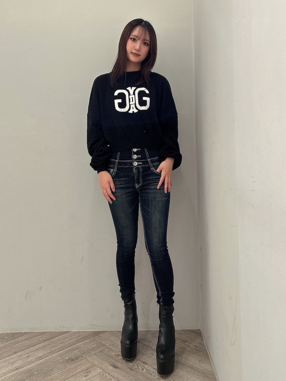 ブルー系のデニムパンツ、その他のライダースジャケット、ブラック系のニット/セーターを着用したレディースの秋コーディネートの3枚目の写真