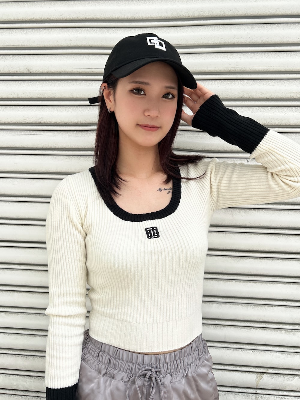 グレー系のその他パンツ、ブラック系のベスト、ホワイト系のニット/セーターを着用したレディースの秋コーディネートの4枚目の写真