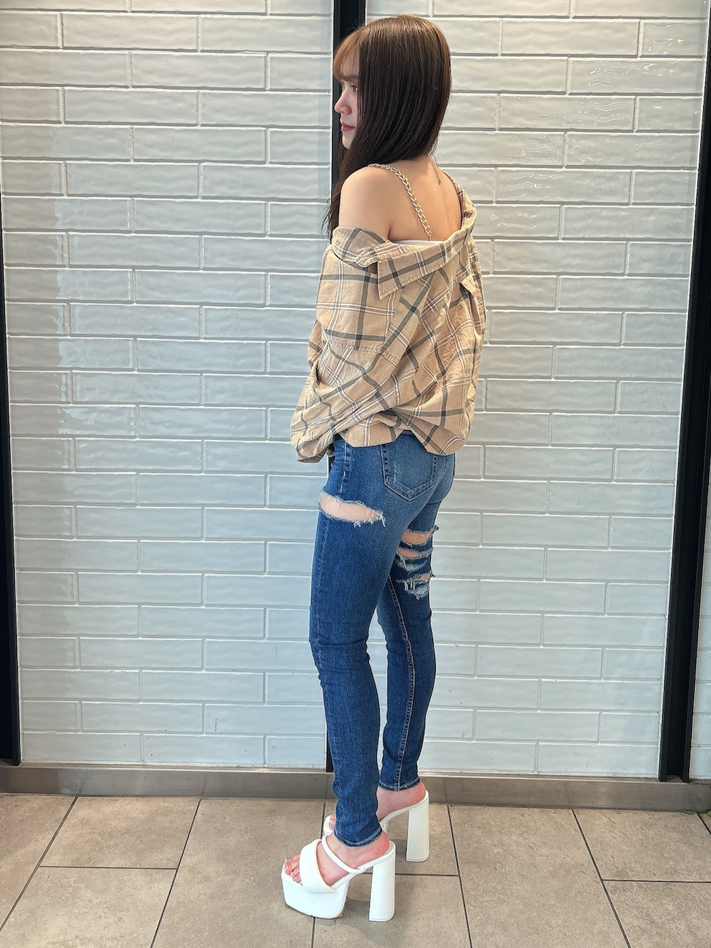 ベージュ系のシャツ/ブラウス、ホワイト系のキャミソール、ブルー系のデニムパンツを着用したレディースの夏コーディネートの2枚目の写真