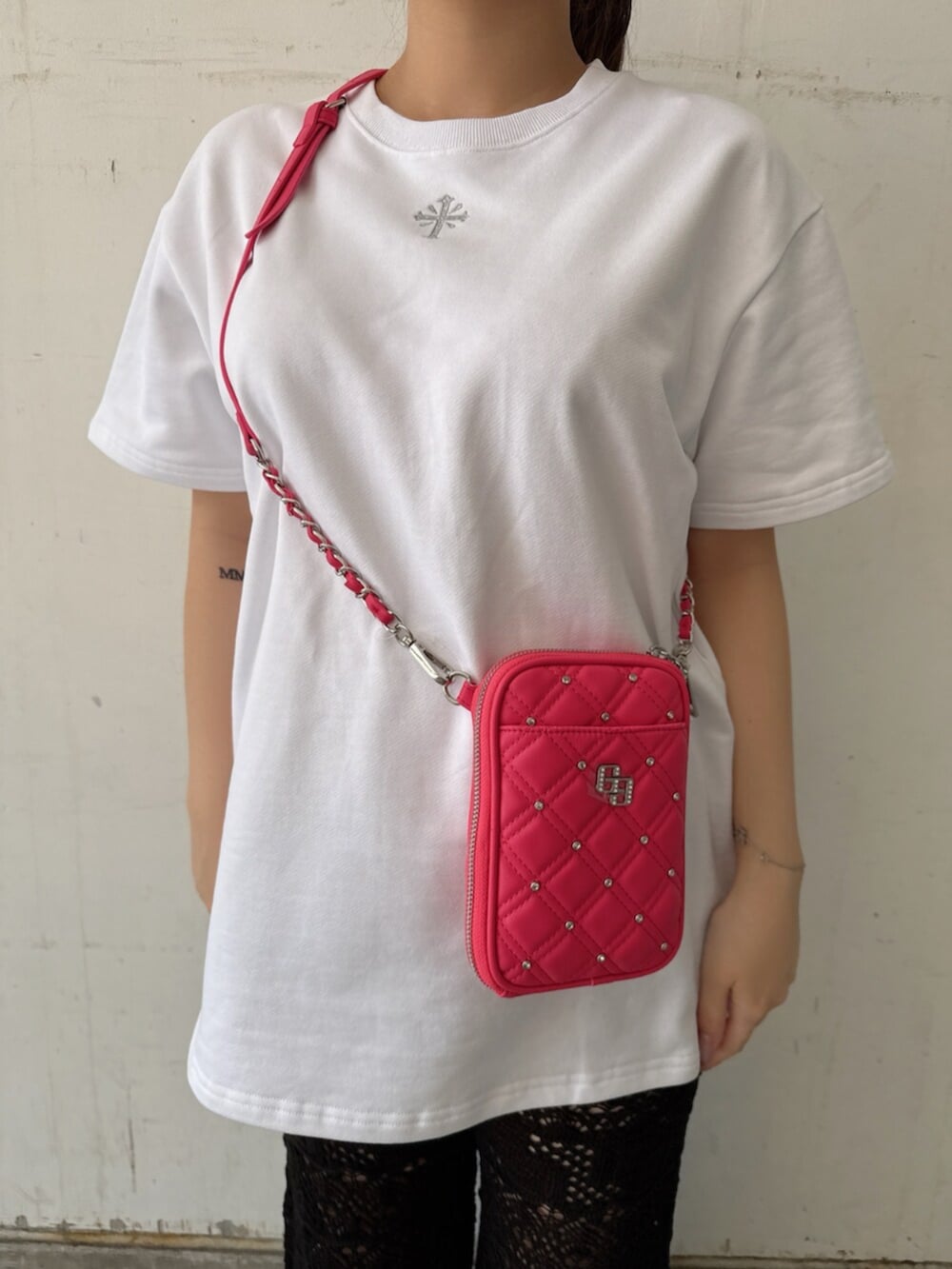 ホワイト系のTシャツ/カットソー、ブラック系のその他パンツ、ピンク系のショルダーバッグを着用したレディースの夏コーディネートの7枚目の写真