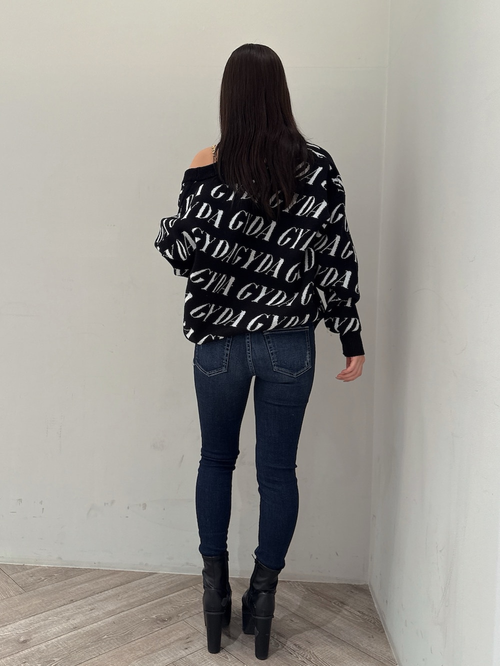 ブラック系のカーディガン/ボレロ、ホワイト系のキャミソール、ブルー系のデニムパンツを着用したレディースの春コーディネートの3枚目の写真