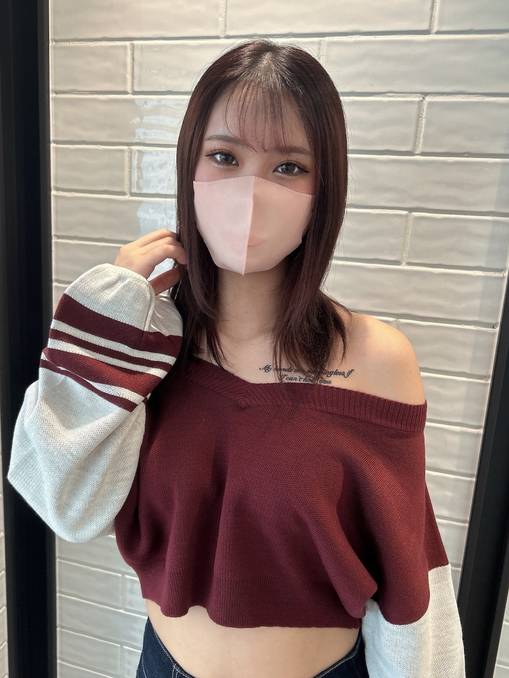 ブルー系のデニムパンツ、レッド系のニット/セーター、ブラック系のブーツを着用したレディースの秋コーディネートの3枚目の写真