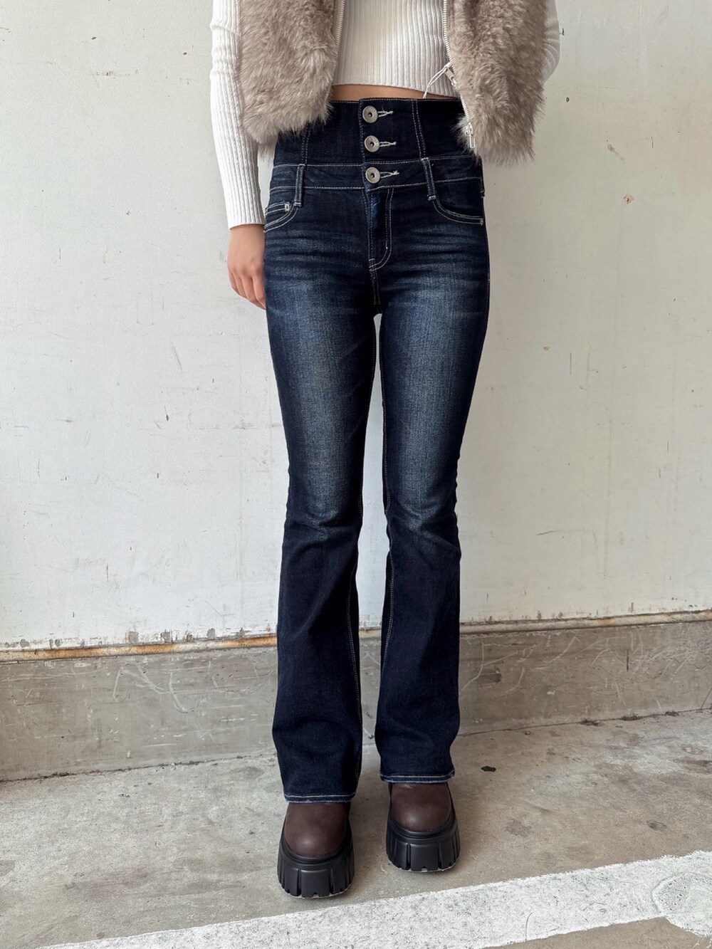 ホワイト系のニット/セーター、ホワイト系のベスト、ブルー系のデニムパンツを着用したレディースの秋コーディネートの7枚目の写真