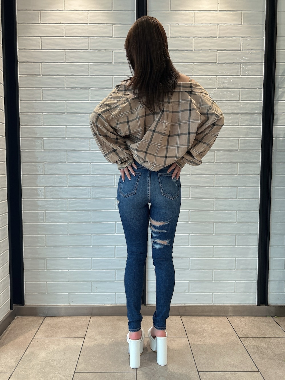 ベージュ系のシャツ/ブラウス、ホワイト系のキャミソール、ブルー系のデニムパンツを着用したレディースの夏コーディネートの3枚目の写真