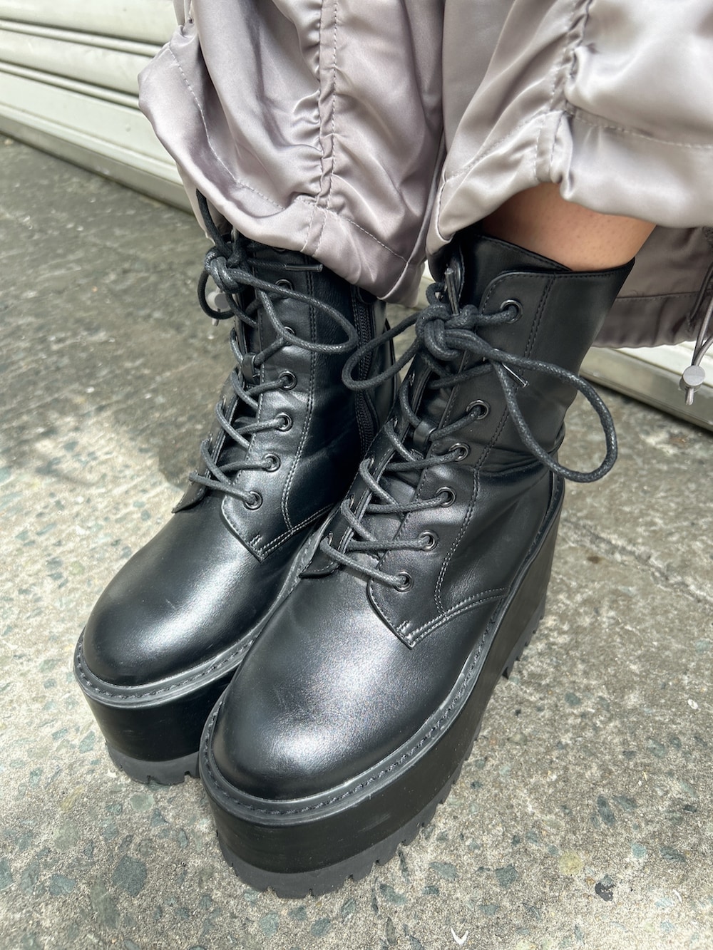 グレー系のその他パンツ、ブラック系のベスト、ホワイト系のニット/セーターを着用したレディースの秋コーディネートの7枚目の写真