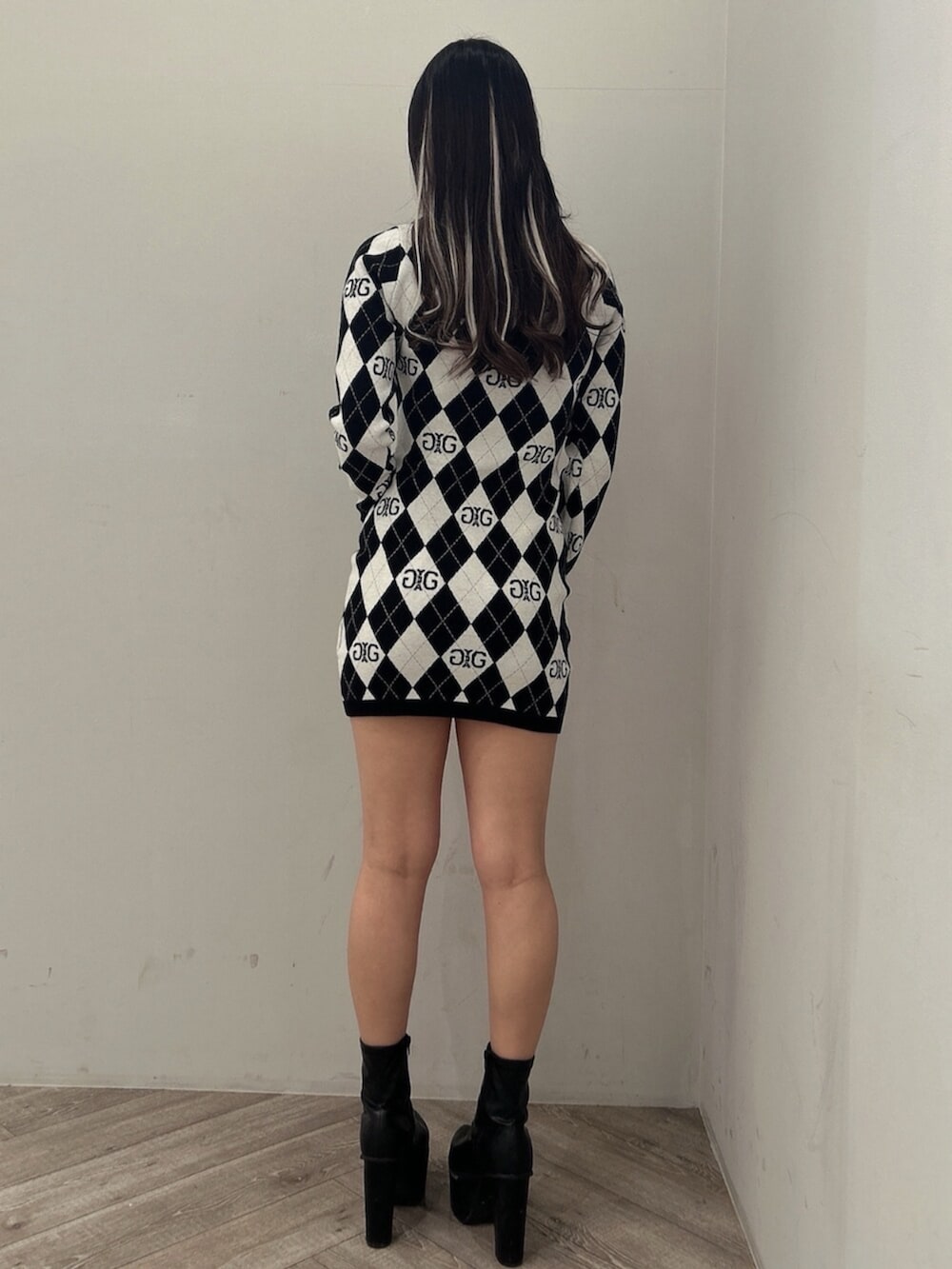 ブラック系のブーツ、ブラック系のワンピースを着用したレディースの冬コーディネートの3枚目の写真