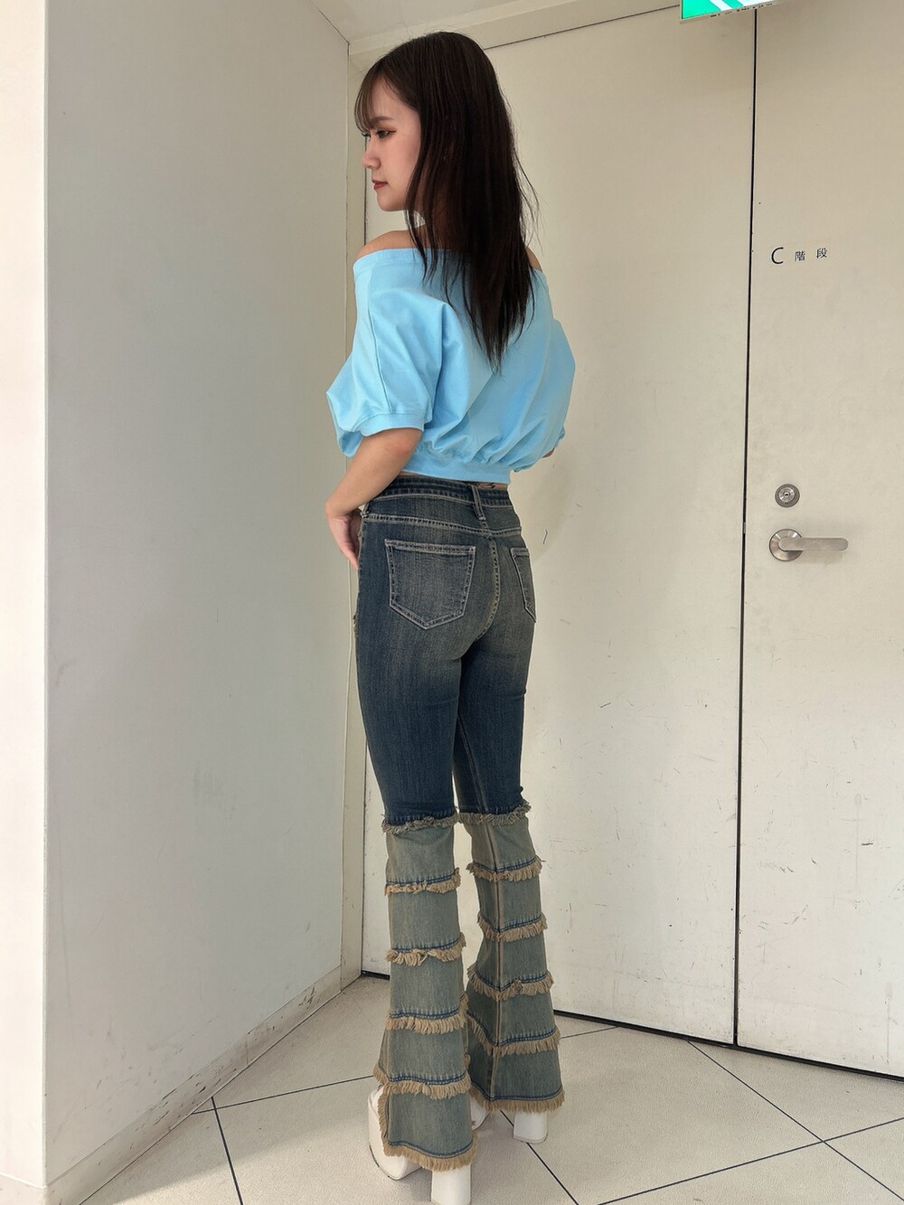 ブルー系のTシャツ/カットソー、ブルー系のデニムパンツ、ホワイト系のサンダルを着用したレディースの夏コーディネートの2枚目の写真