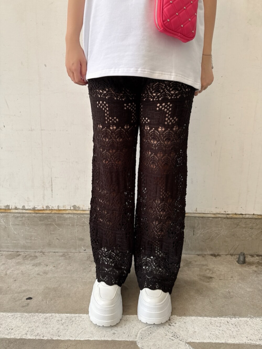 ホワイト系のTシャツ/カットソー、ブラック系のその他パンツ、ピンク系のショルダーバッグを着用したレディースの夏コーディネートの9枚目の写真