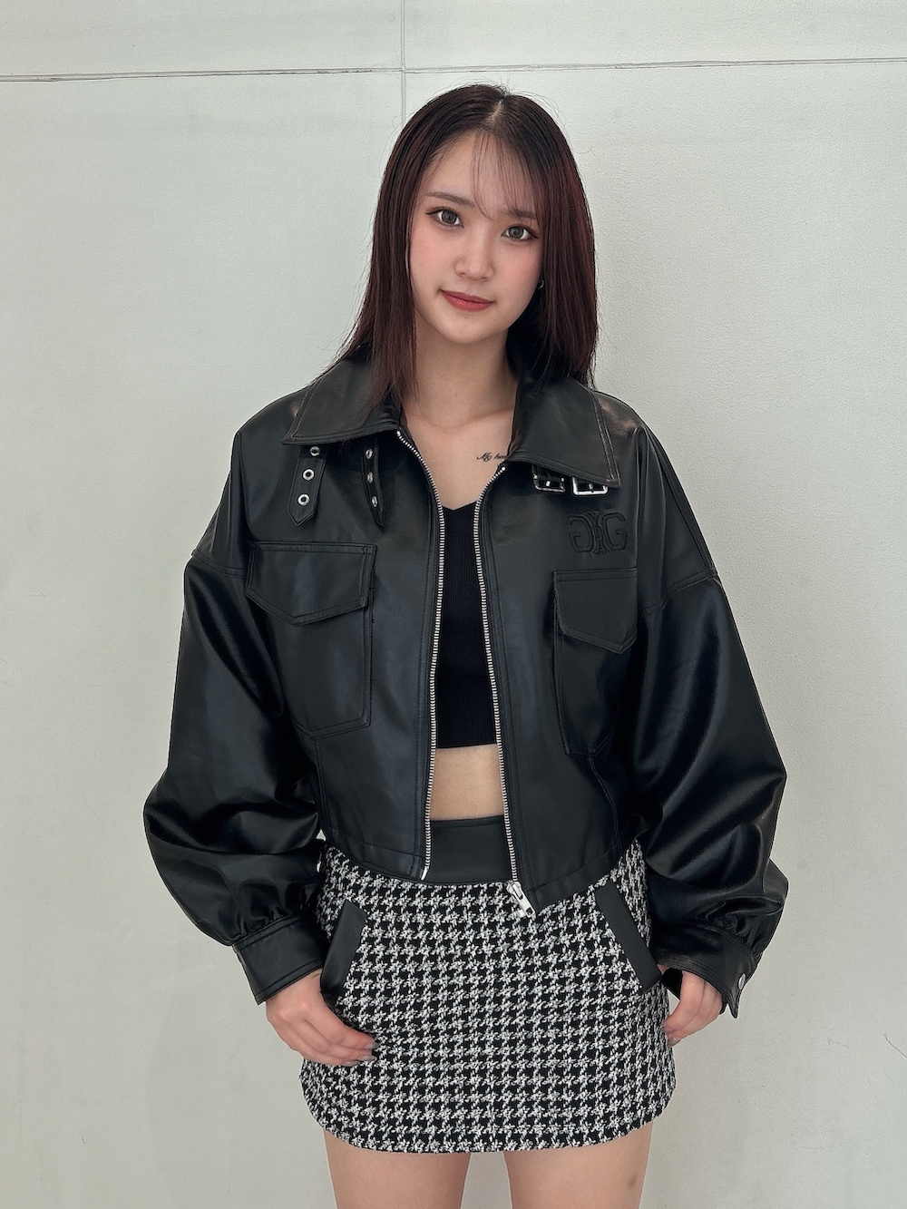 ブラック系のTシャツ/カットソー、ブラック系のライダースジャケット、その他のスカートを着用したレディースの秋コーディネートの2枚目の写真