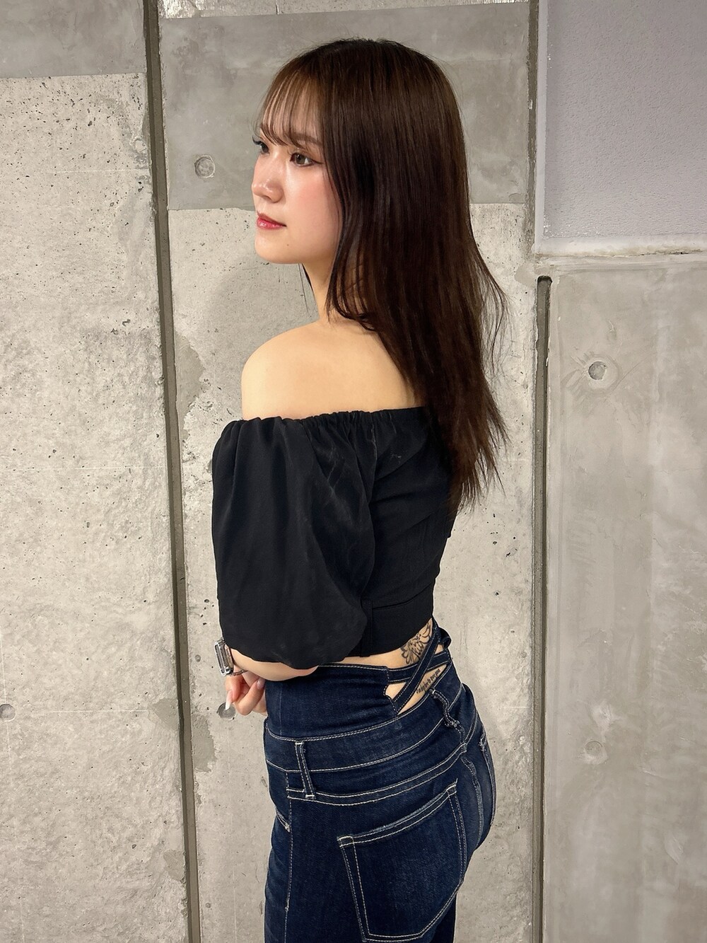 ブラック系のシャツ/ブラウス、ブルー系のデニムパンツ、ブラック系のサンダルを着用したレディースの夏コーディネートの5枚目の写真