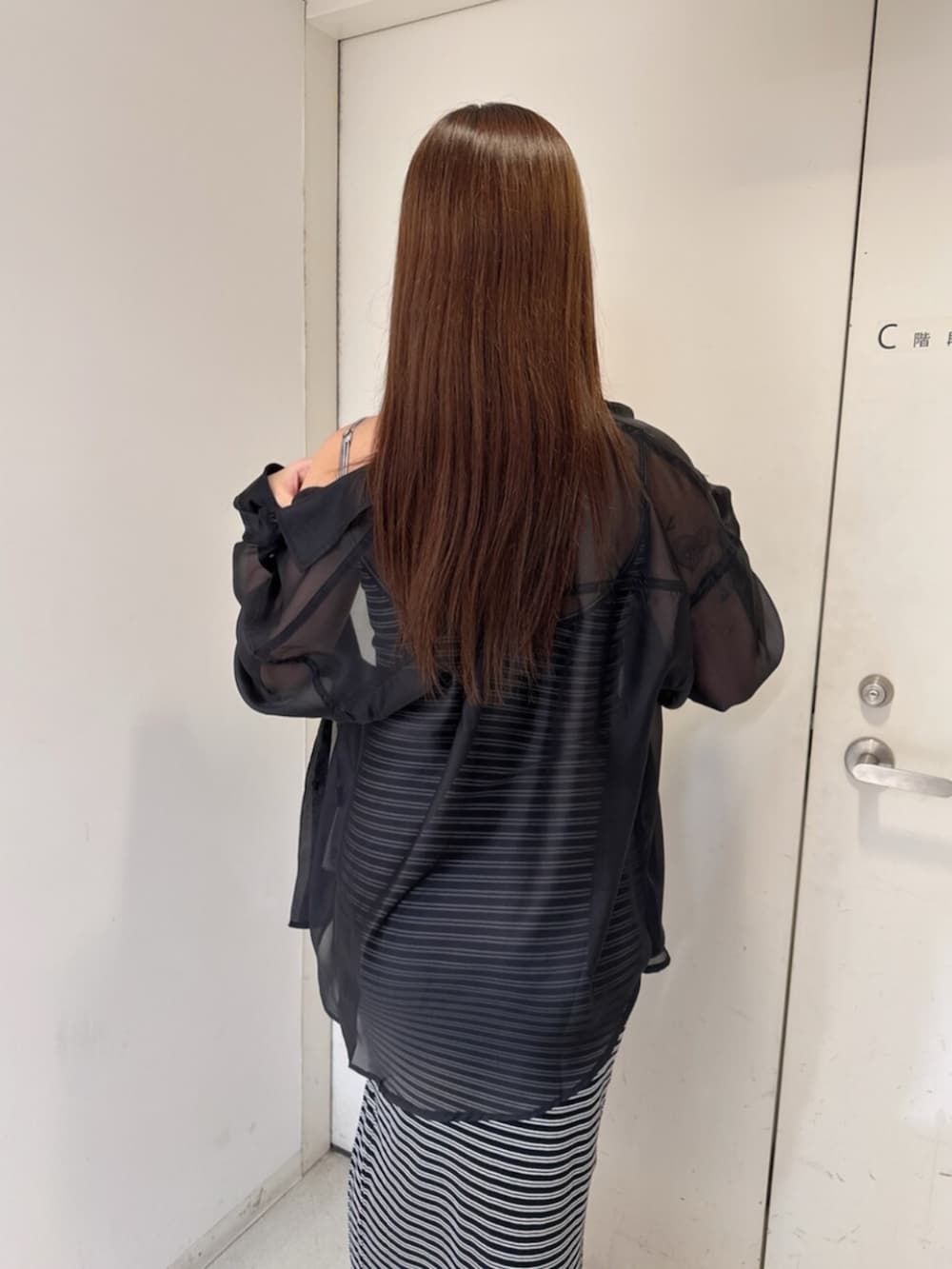 その他のワンピース、ホワイト系のサンダル、ブラック系のシャツ/ブラウスを着用したレディースの夏コーディネートの6枚目の写真