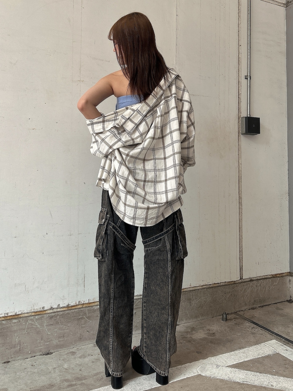 ブルー系のニット/セーター、ホワイト系のシャツ/ブラウス、ブルー系のデニムパンツを着用したレディースの夏コーディネートの3枚目の写真