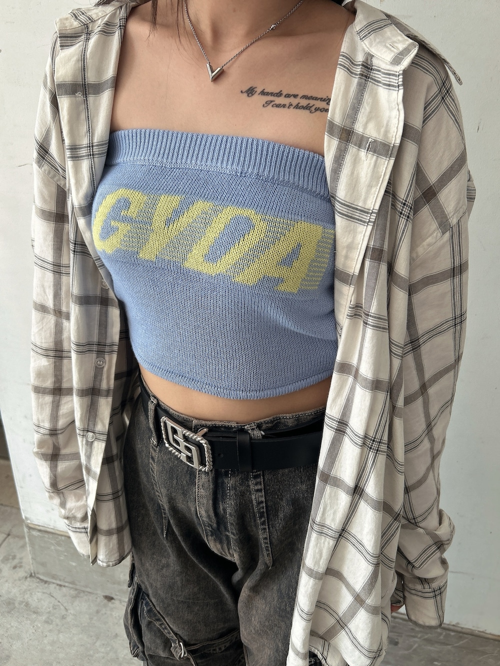 ブルー系のニット/セーター、ホワイト系のシャツ/ブラウス、ブルー系のデニムパンツを着用したレディースの夏コーディネートの7枚目の写真