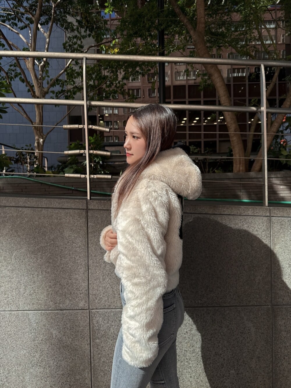 ブラック系のブーツ、ホワイト系のニット/セーター、ホワイト系のブルゾンを着用したレディースの秋コーディネートの5枚目の写真