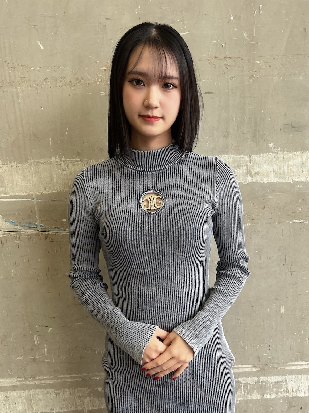 ブルー系のワンピース、ホワイト系のダウンジャケット/コート、ブラック系のブーツを着用したレディースの冬コーディネートの4枚目の写真