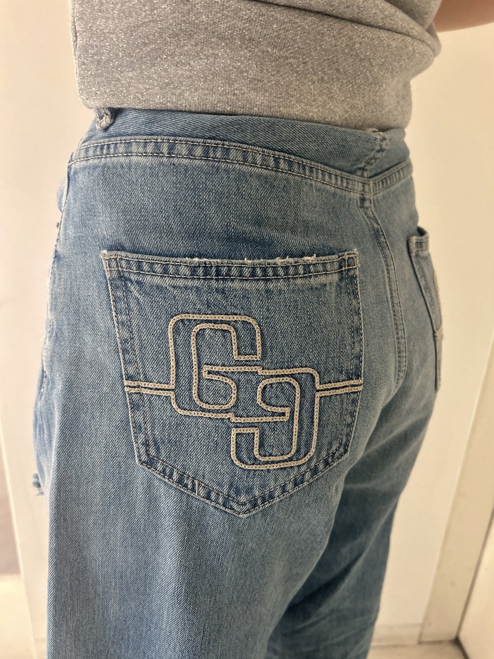 グレー系のTシャツ/カットソー、ブルー系のデニムパンツ、その他のサンダルを着用したレディースの夏コーディネートの8枚目の写真