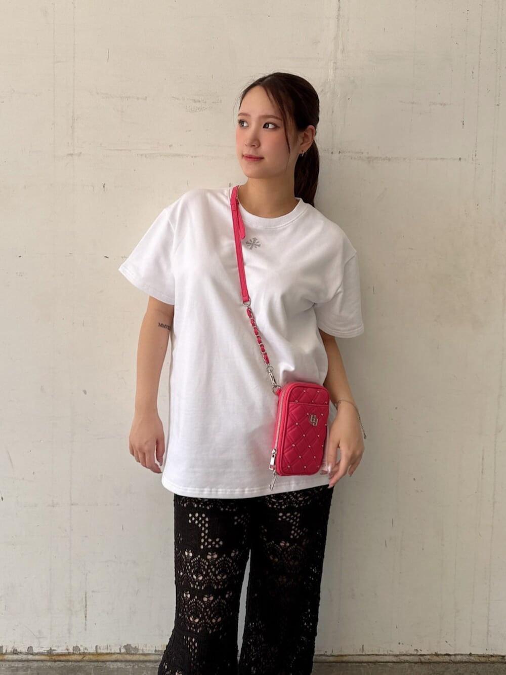 ホワイト系のTシャツ/カットソー、ブラック系のその他パンツ、ピンク系のショルダーバッグを着用したレディースの夏コーディネートの4枚目の写真