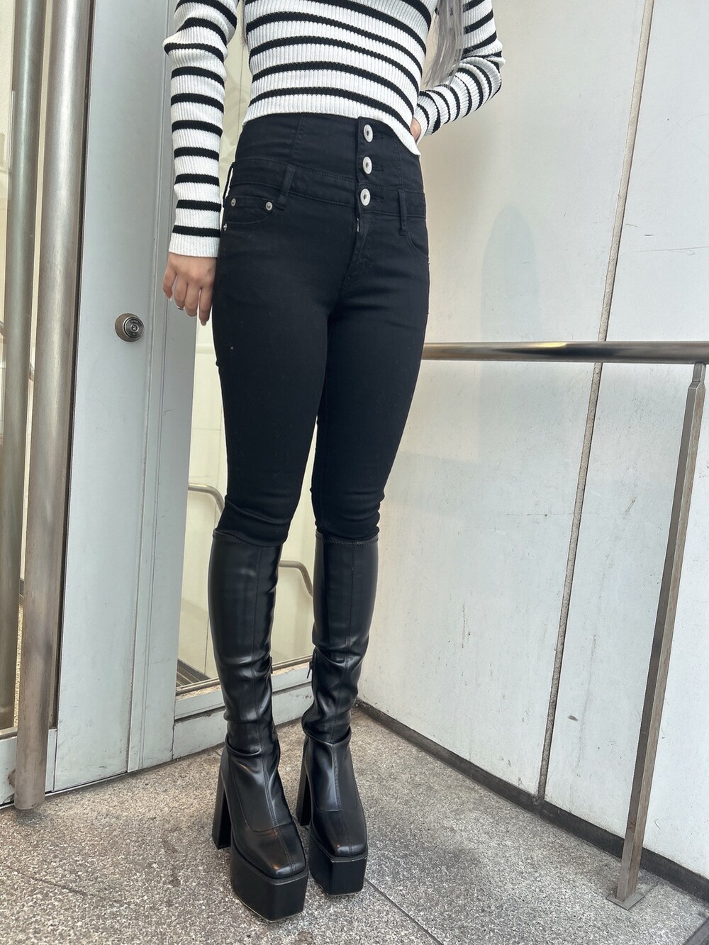 グレー系のライダースジャケット、ブラック系のデニムパンツ、その他のニット/セーターを着用したレディースの秋コーディネートの7枚目の写真