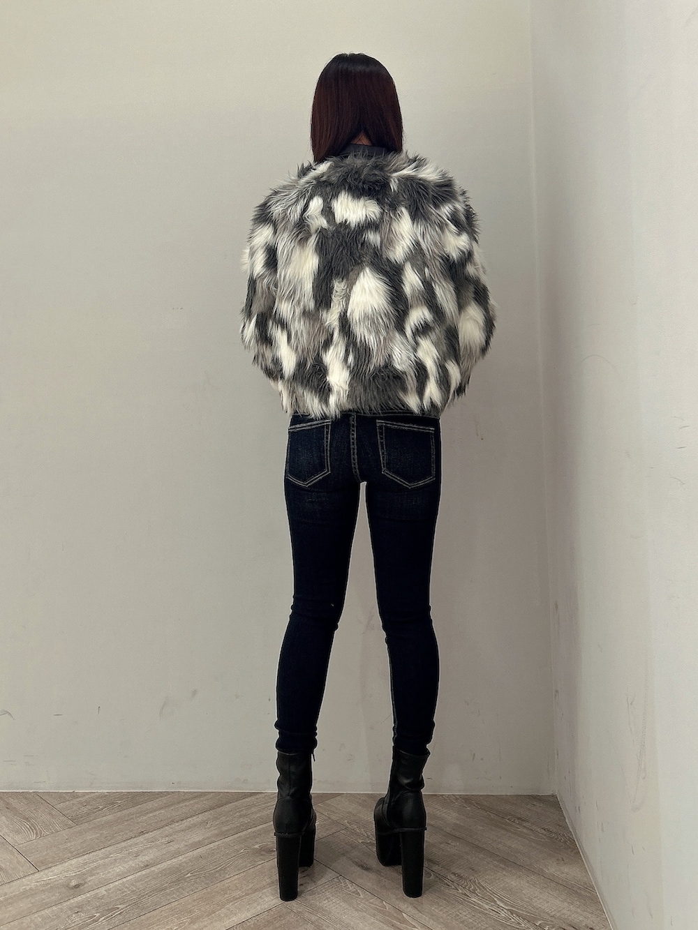 ブルー系のデニムパンツ、その他のライダースジャケット、ブラック系のニット/セーターを着用したレディースの秋コーディネートの5枚目の写真