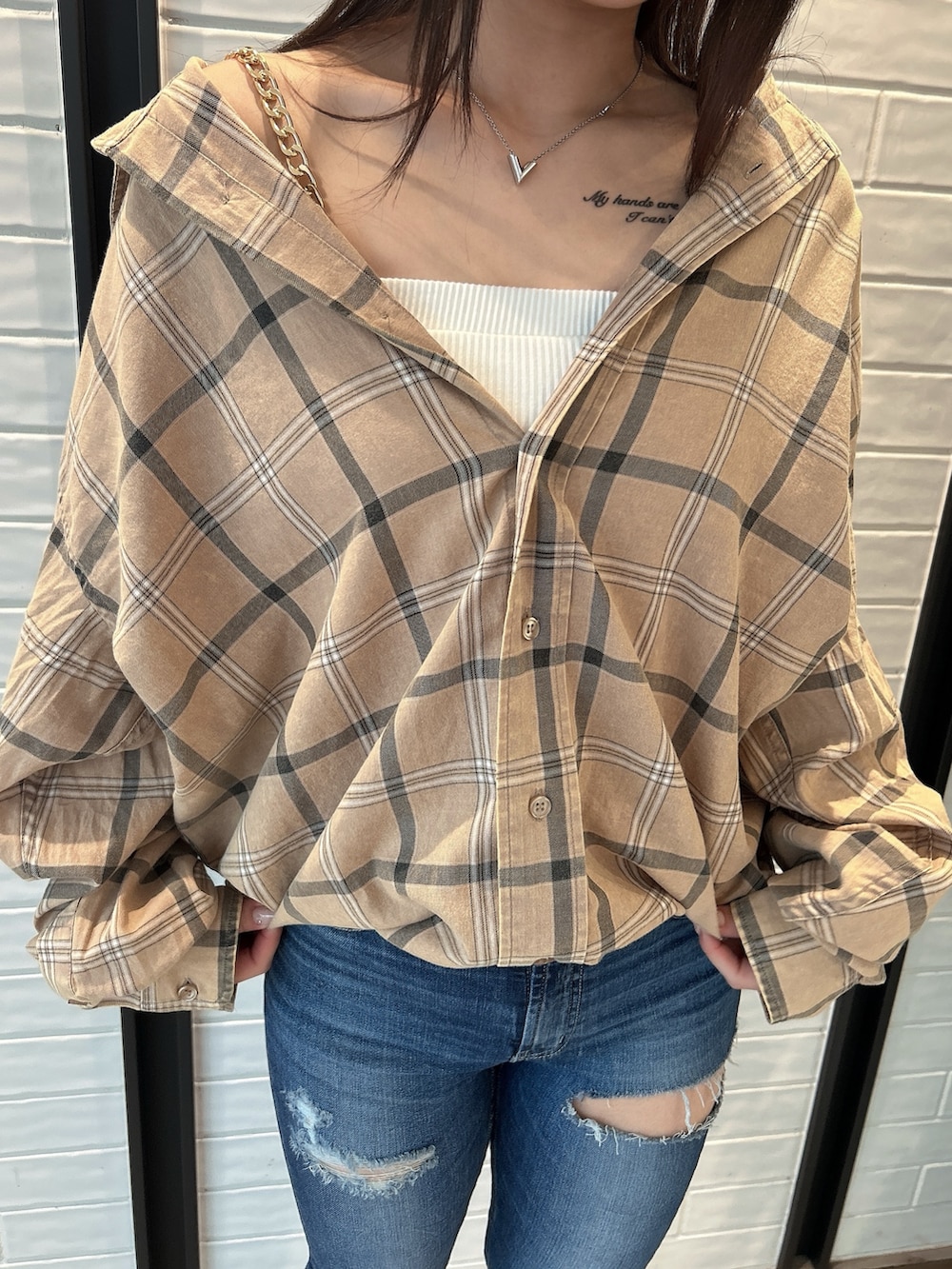 ベージュ系のシャツ/ブラウス、ホワイト系のキャミソール、ブルー系のデニムパンツを着用したレディースの夏コーディネートの7枚目の写真