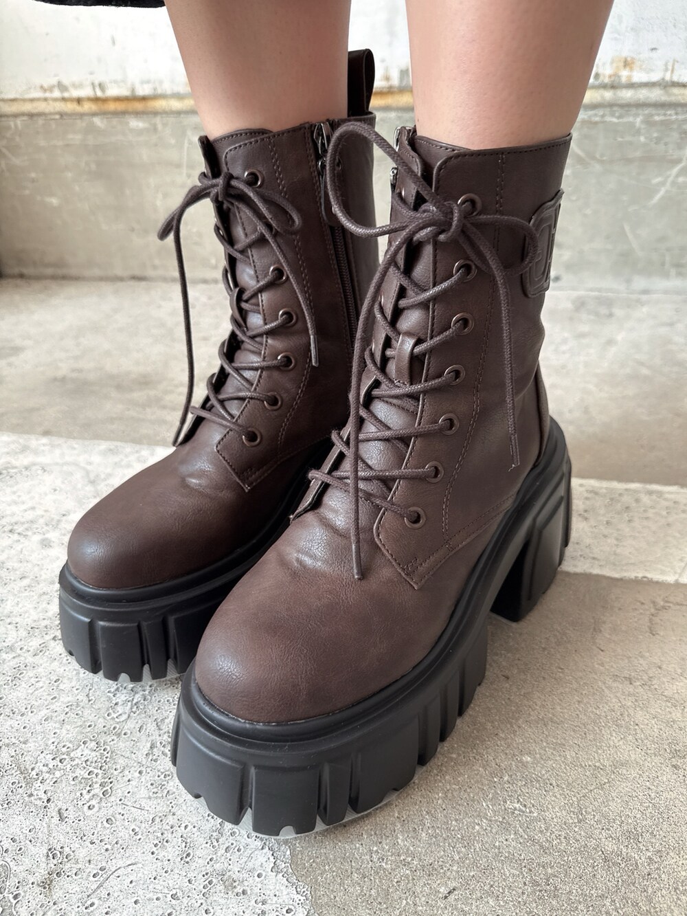 ホワイト系のニット/セーター、ホワイト系のベスト、ブルー系のデニムパンツを着用したレディースの秋コーディネートの8枚目の写真