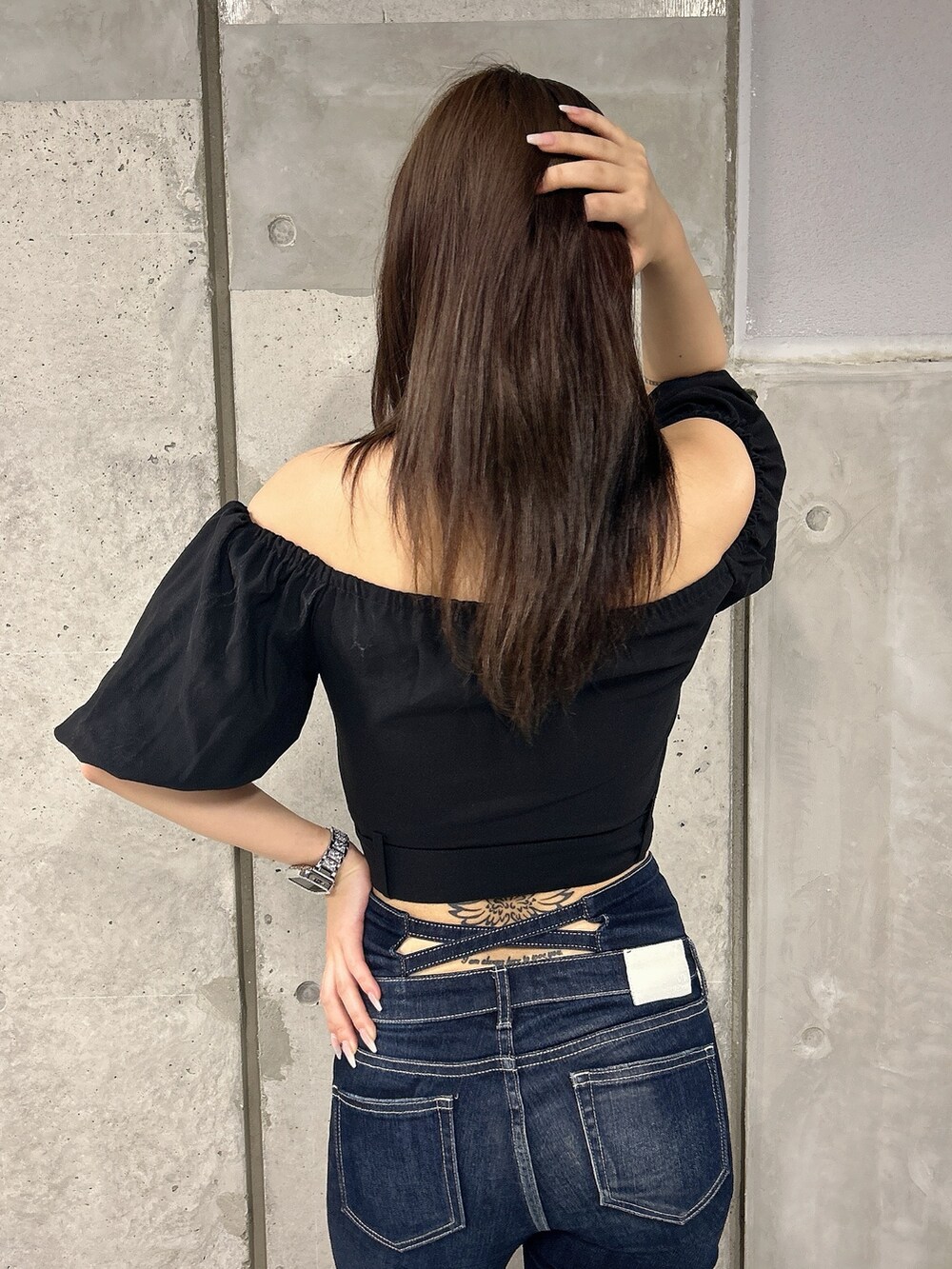 ブラック系のシャツ/ブラウス、ブルー系のデニムパンツ、ブラック系のサンダルを着用したレディースの夏コーディネートの6枚目の写真