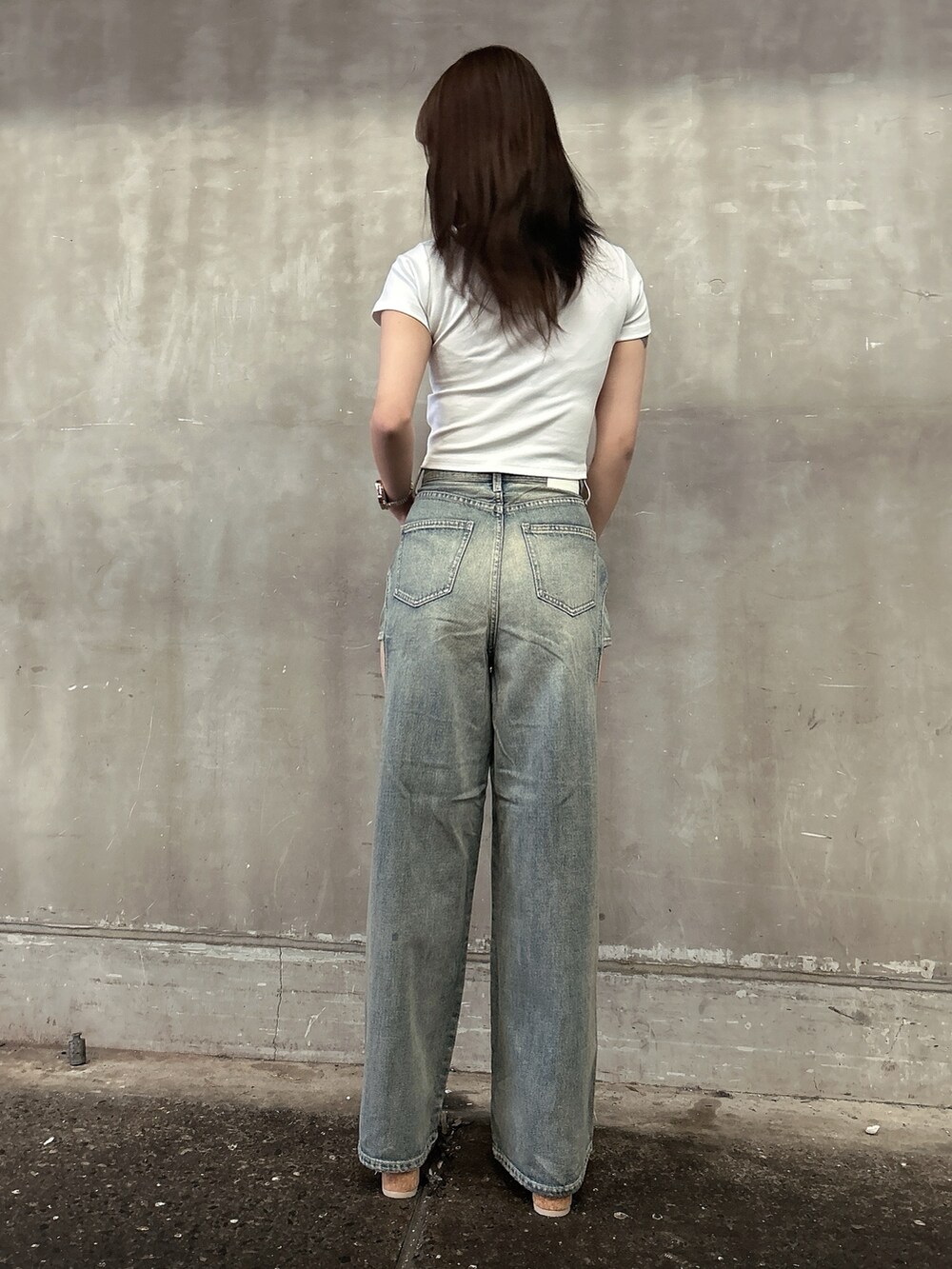 ホワイト系のTシャツ/カットソー、ブルー系のデニムパンツ、ベージュ系のサンダルを着用したレディースの春コーディネートの3枚目の写真