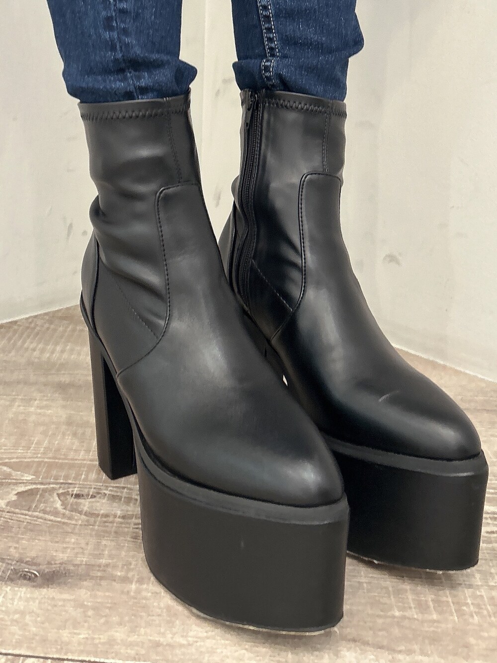 ブルー系のデニムパンツ、ブラック系のブーツ、グレー系のニット/セーターを着用したレディースの秋コーディネートの8枚目の写真