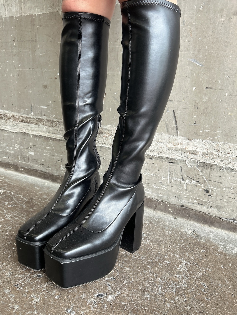 その他のテーラードジャケット、ブラック系のスカート、ブラック系のブーツを着用したレディースの秋コーディネートの7枚目の写真