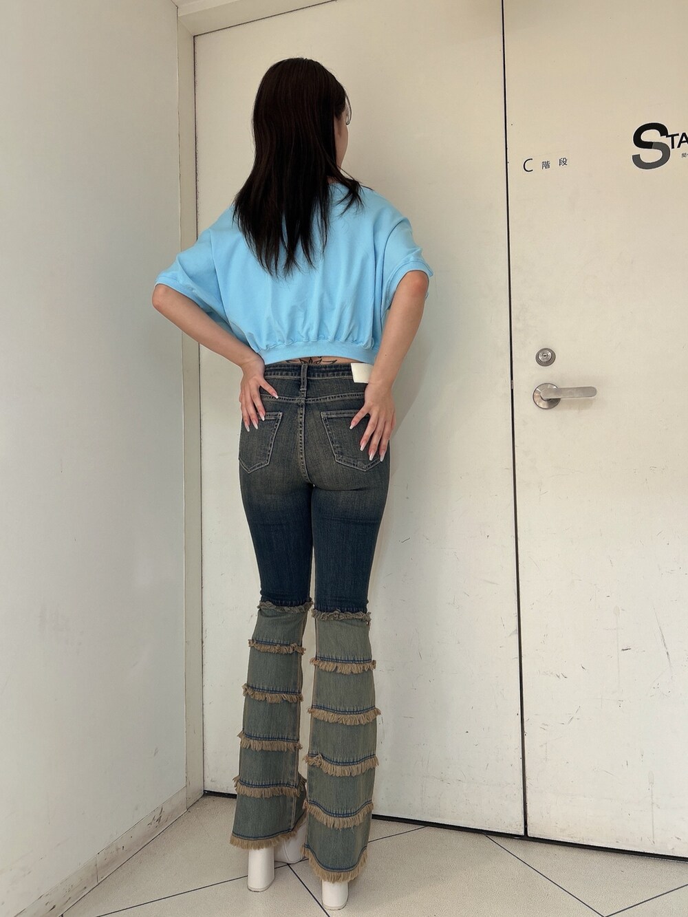 ブルー系のTシャツ/カットソー、ブルー系のデニムパンツ、ホワイト系のサンダルを着用したレディースの夏コーディネートの3枚目の写真