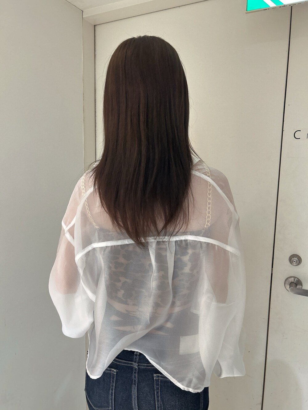 ホワイト系のシャツ/ブラウス、その他のキャミソール、ブルー系のデニムパンツを着用したレディースの春コーディネートの6枚目の写真