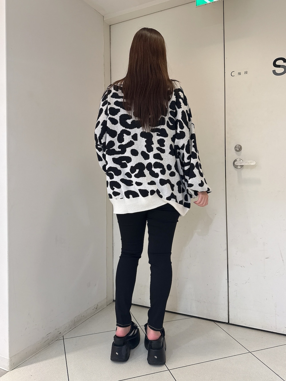 ピンク系のTシャツ/カットソー、ホワイト系のカーディガン/ボレロ、ブラック系のデニムパンツを着用したレディースの夏コーディネートの3枚目の写真
