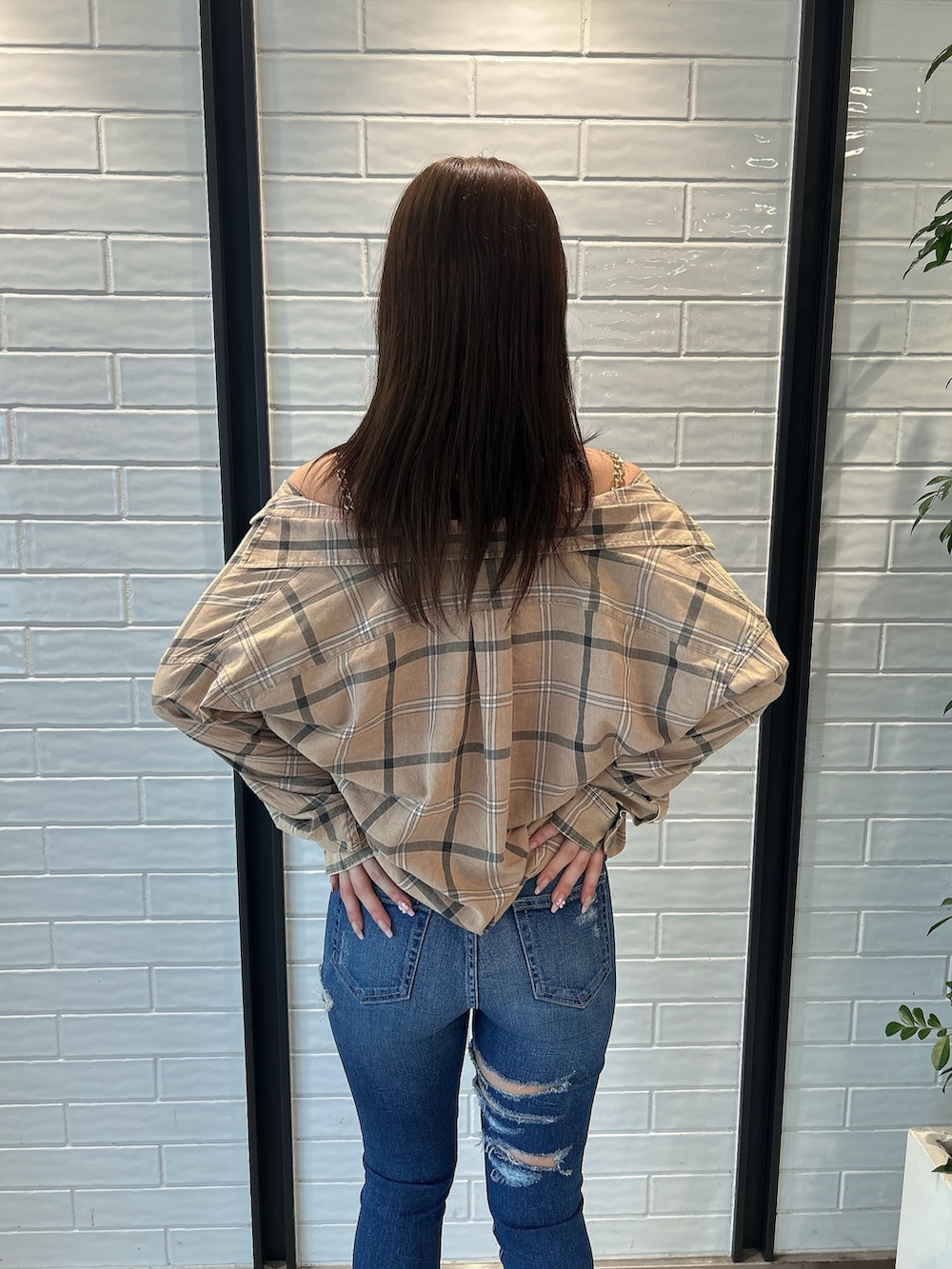 ベージュ系のシャツ/ブラウス、ホワイト系のキャミソール、ブルー系のデニムパンツを着用したレディースの夏コーディネートの6枚目の写真