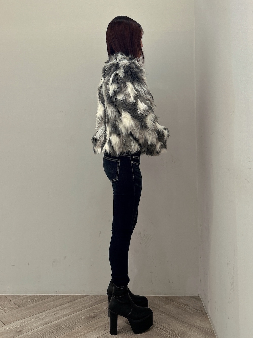 ブルー系のデニムパンツ、その他のライダースジャケット、ブラック系のニット/セーターを着用したレディースの秋コーディネートの6枚目の写真