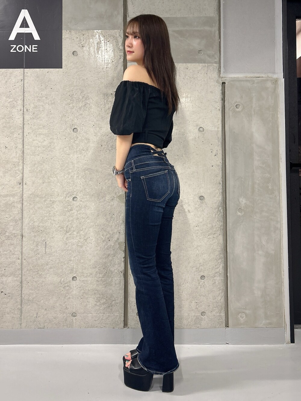 ブラック系のシャツ/ブラウス、ブルー系のデニムパンツ、ブラック系のサンダルを着用したレディースの夏コーディネートの2枚目の写真