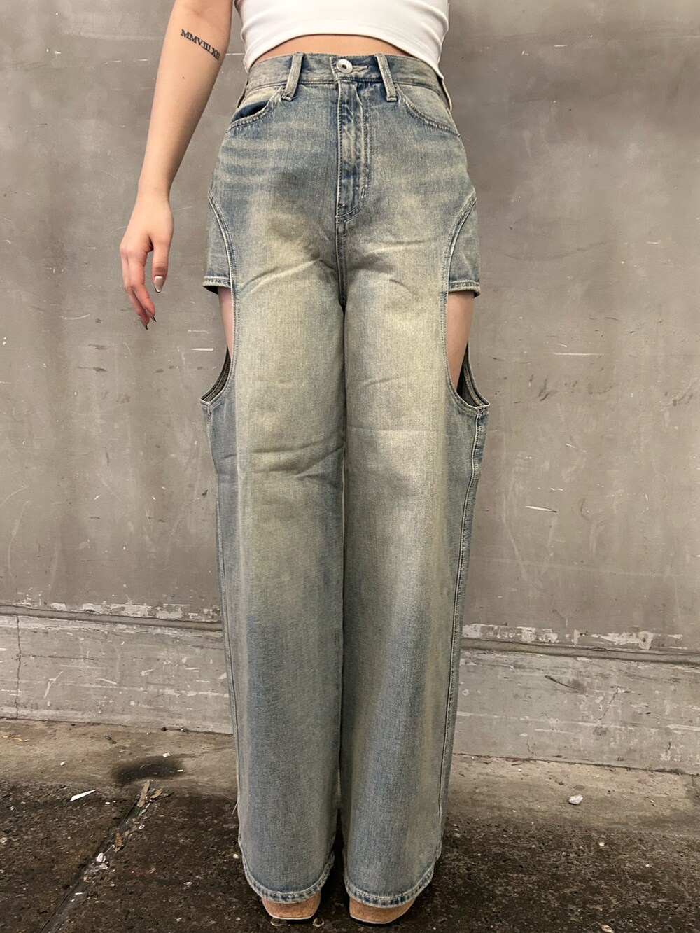 ホワイト系のTシャツ/カットソー、ブルー系のデニムパンツ、ベージュ系のサンダルを着用したレディースの春コーディネートの7枚目の写真