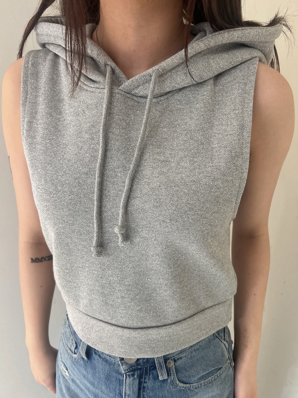 グレー系のTシャツ/カットソー、ブルー系のデニムパンツ、その他のサンダルを着用したレディースの夏コーディネートの7枚目の写真