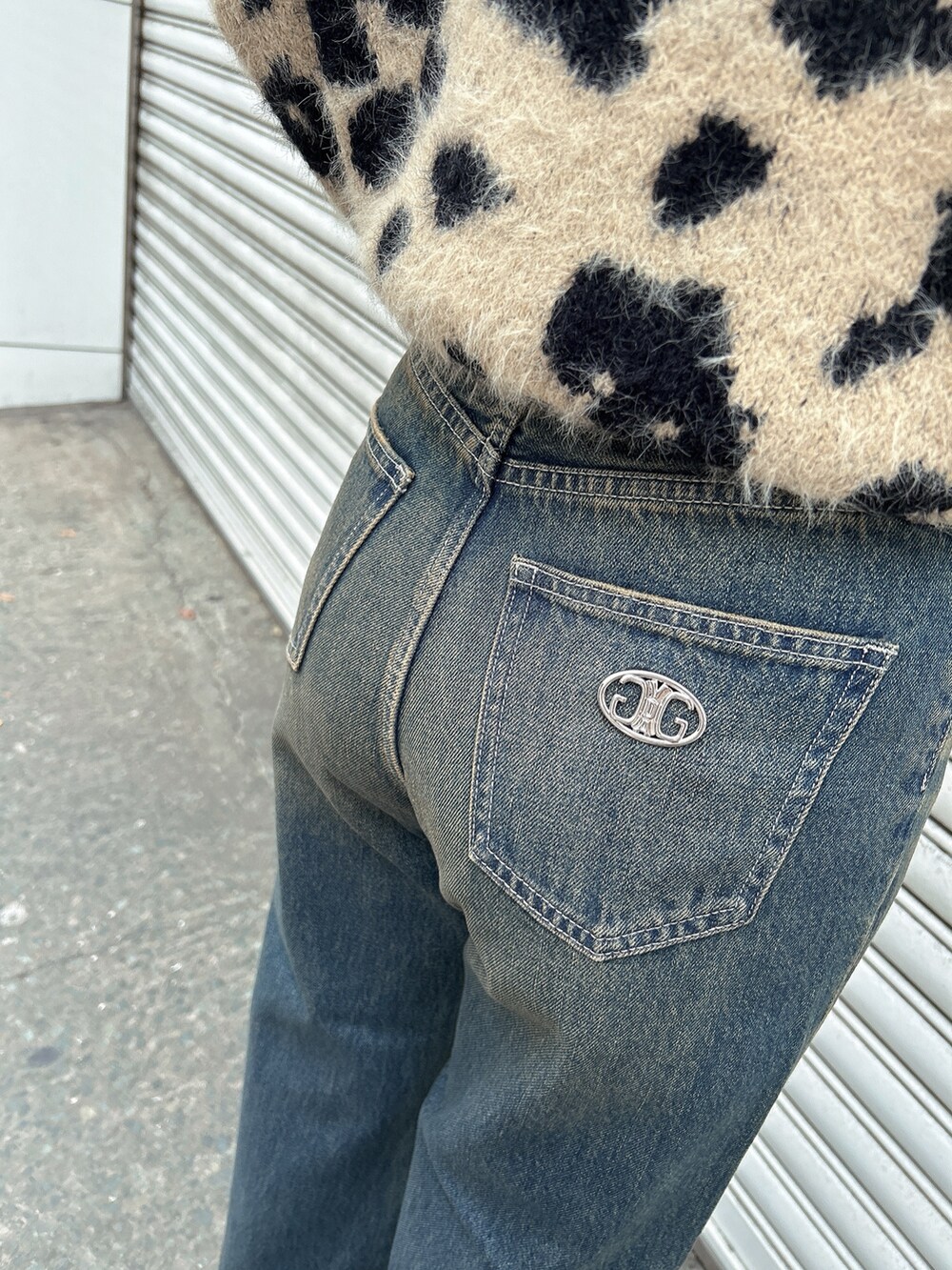 ホワイト系のニット/セーター、ブルー系のデニムパンツ、ブラック系のブーツを着用したレディースの冬コーディネートの6枚目の写真