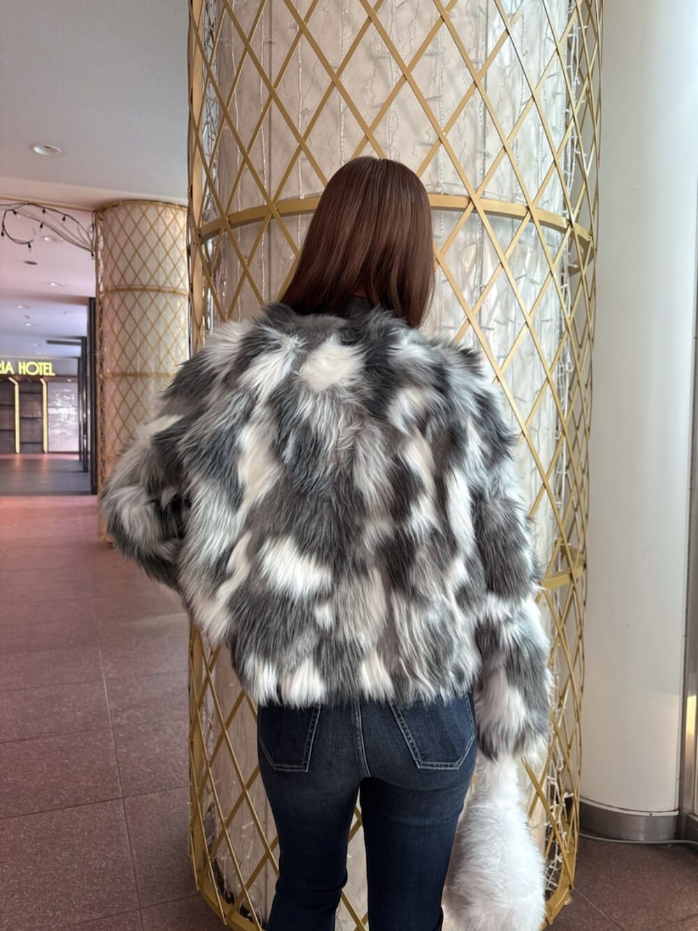 ブラック系のブーツ、ホワイト系のニット/セーター、その他のライダースジャケットを着用したレディースの冬コーディネートの6枚目の写真