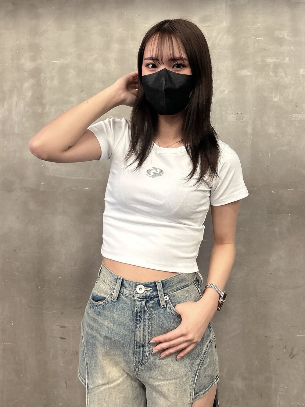 ホワイト系のTシャツ/カットソー、ブルー系のデニムパンツ、ベージュ系のサンダルを着用したレディースの春コーディネートの4枚目の写真