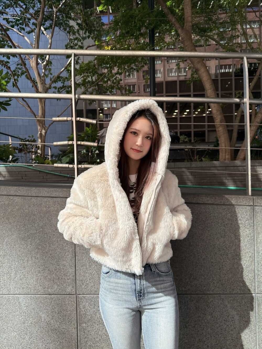 ブラック系のブーツ、ホワイト系のニット/セーター、ホワイト系のブルゾンを着用したレディースの秋コーディネートの4枚目の写真