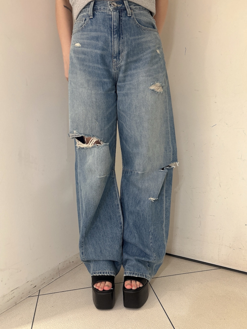 グレー系のTシャツ/カットソー、ブルー系のデニムパンツ、その他のサンダルを着用したレディースの夏コーディネートの9枚目の写真