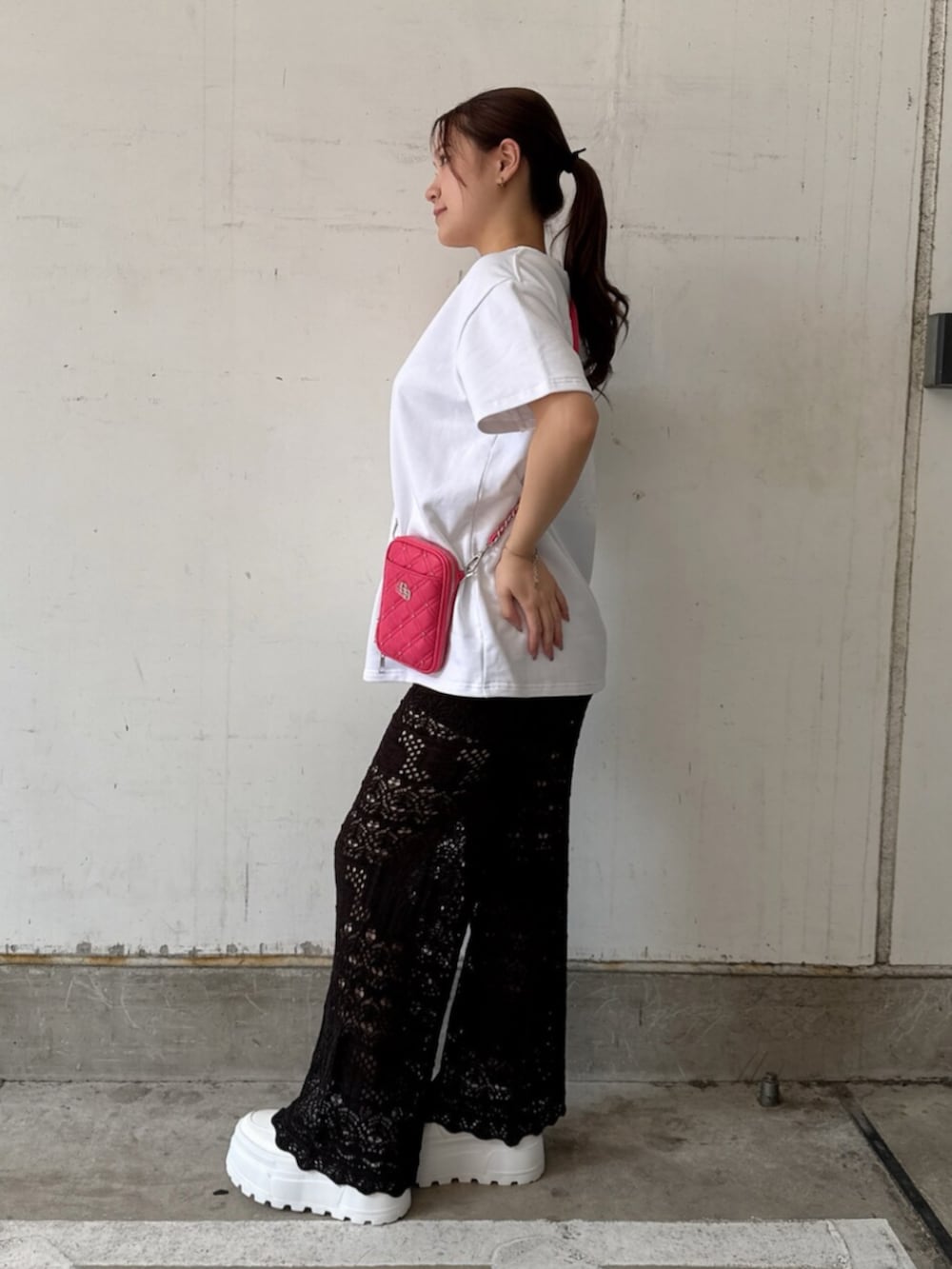 ホワイト系のTシャツ/カットソー、ブラック系のその他パンツ、ピンク系のショルダーバッグを着用したレディースの夏コーディネートの2枚目の写真