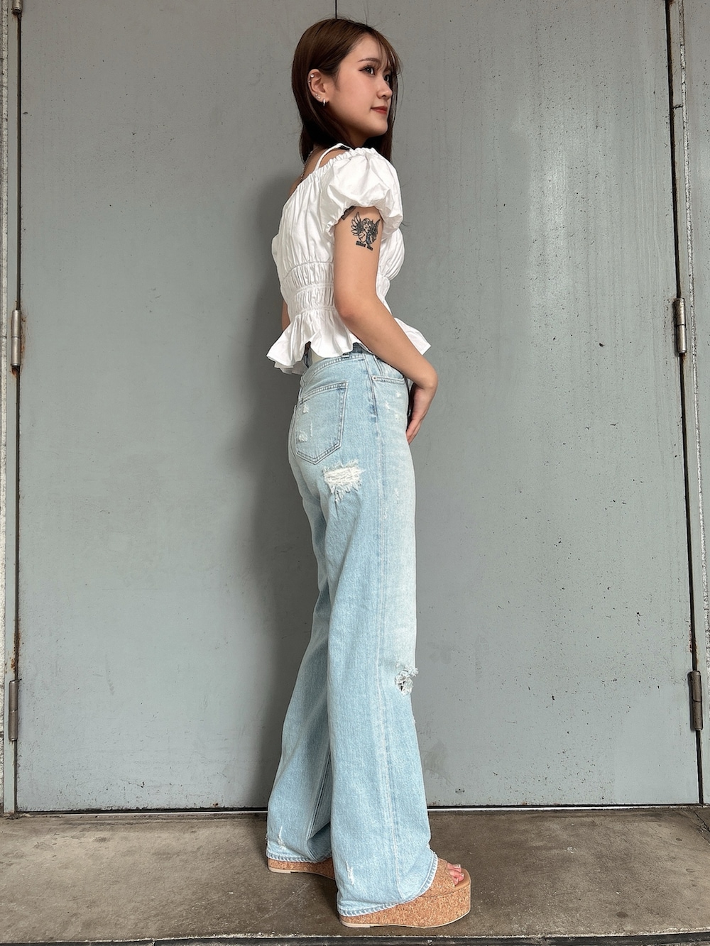 ホワイト系のシャツ/ブラウス、ブルー系のデニムパンツ、ベージュ系のサンダルを着用したレディースの春コーディネートの2枚目の写真