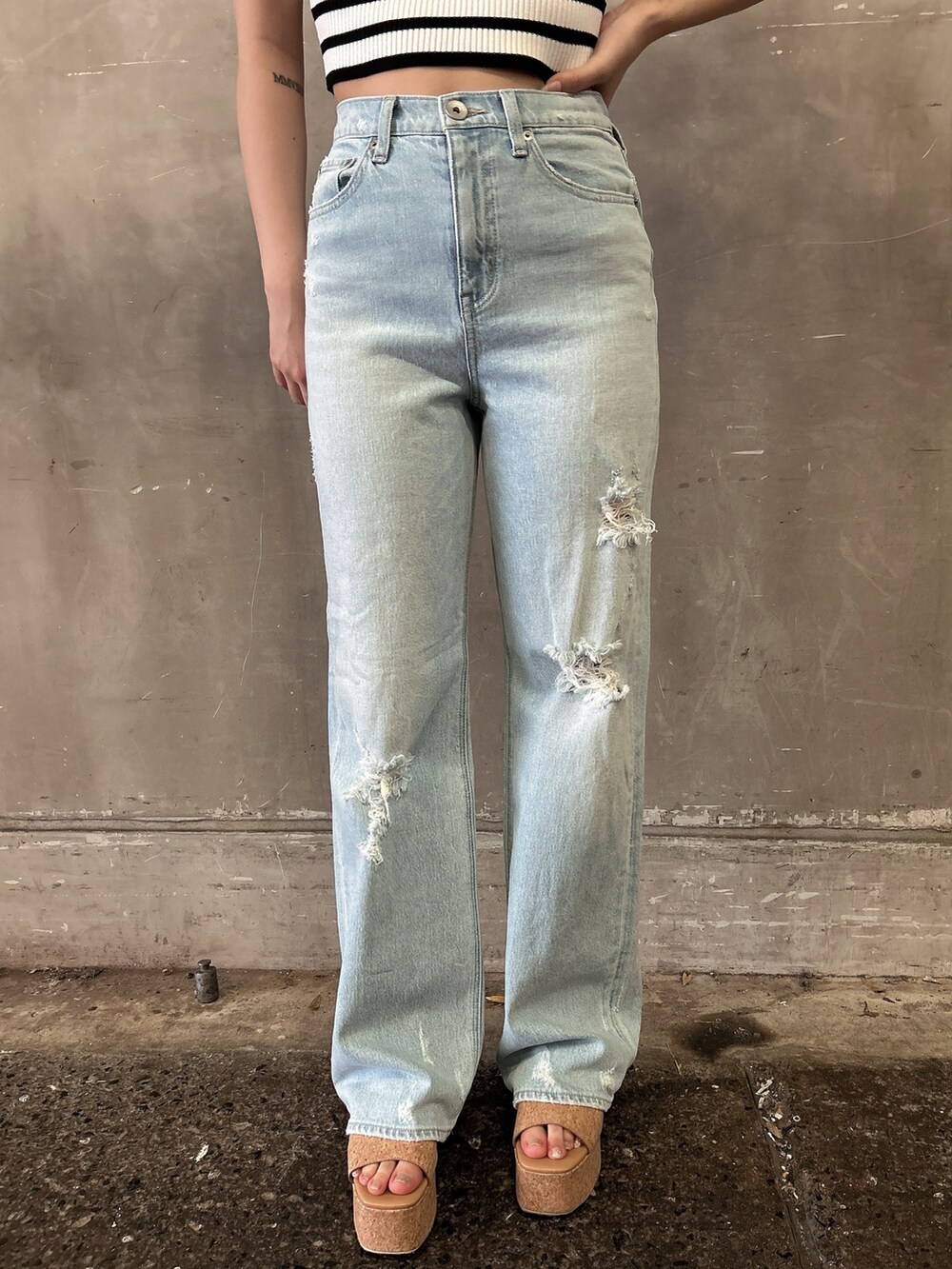 ホワイト系のシャツ/ブラウス、ブルー系のデニムパンツ、ベージュ系のサンダルを着用したレディースの春コーディネートの7枚目の写真