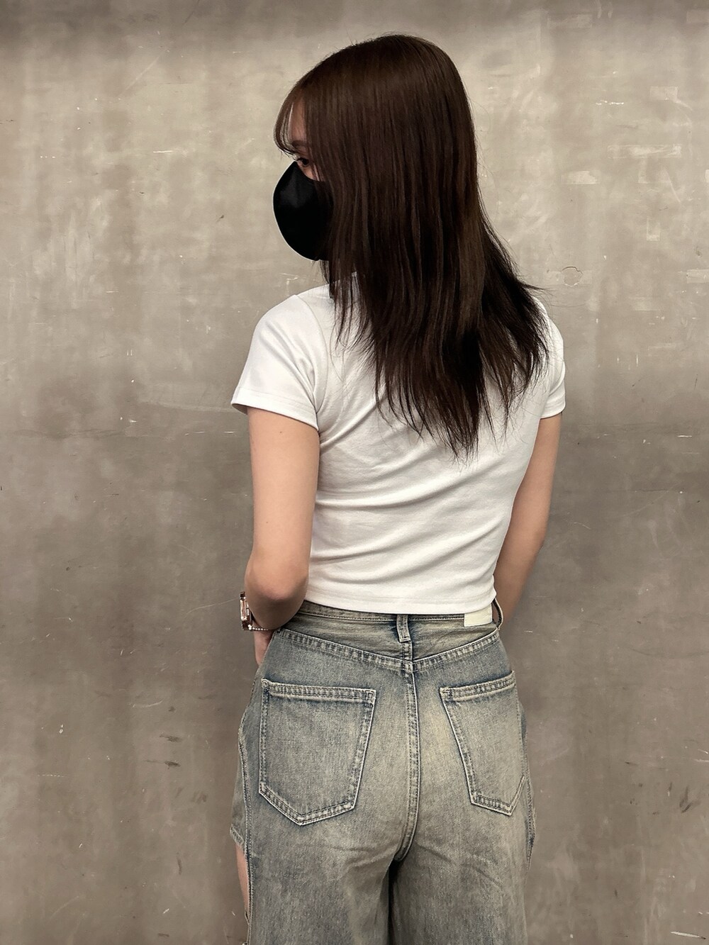 ホワイト系のTシャツ/カットソー、ブルー系のデニムパンツ、ベージュ系のサンダルを着用したレディースの春コーディネートの6枚目の写真