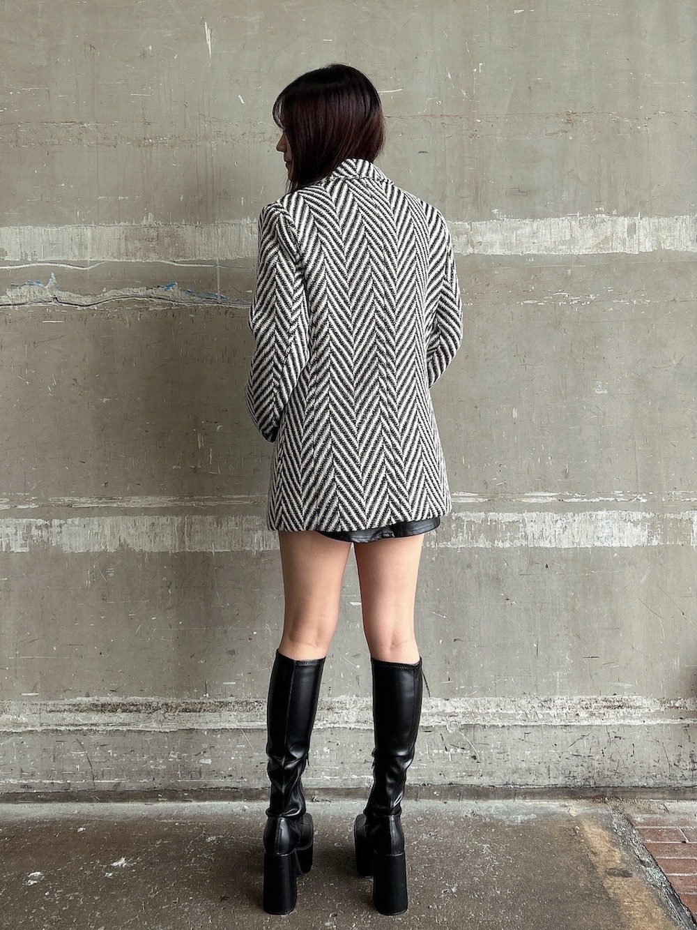 その他のテーラードジャケット、ブラック系のスカート、ブラック系のブーツを着用したレディースの秋コーディネートの3枚目の写真