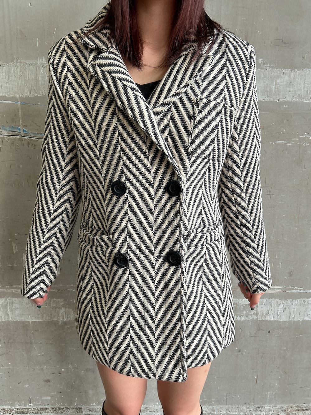 その他のテーラードジャケット、ブラック系のスカート、ブラック系のブーツを着用したレディースの秋コーディネートの5枚目の写真