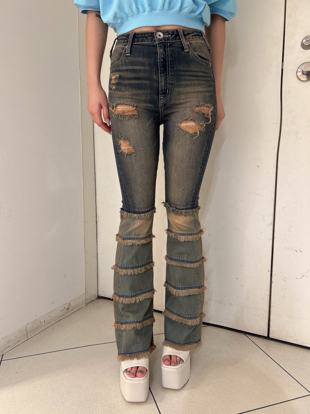 ブルー系のTシャツ/カットソー、ブルー系のデニムパンツ、ホワイト系のサンダルを着用したレディースの夏コーディネートの9枚目の写真