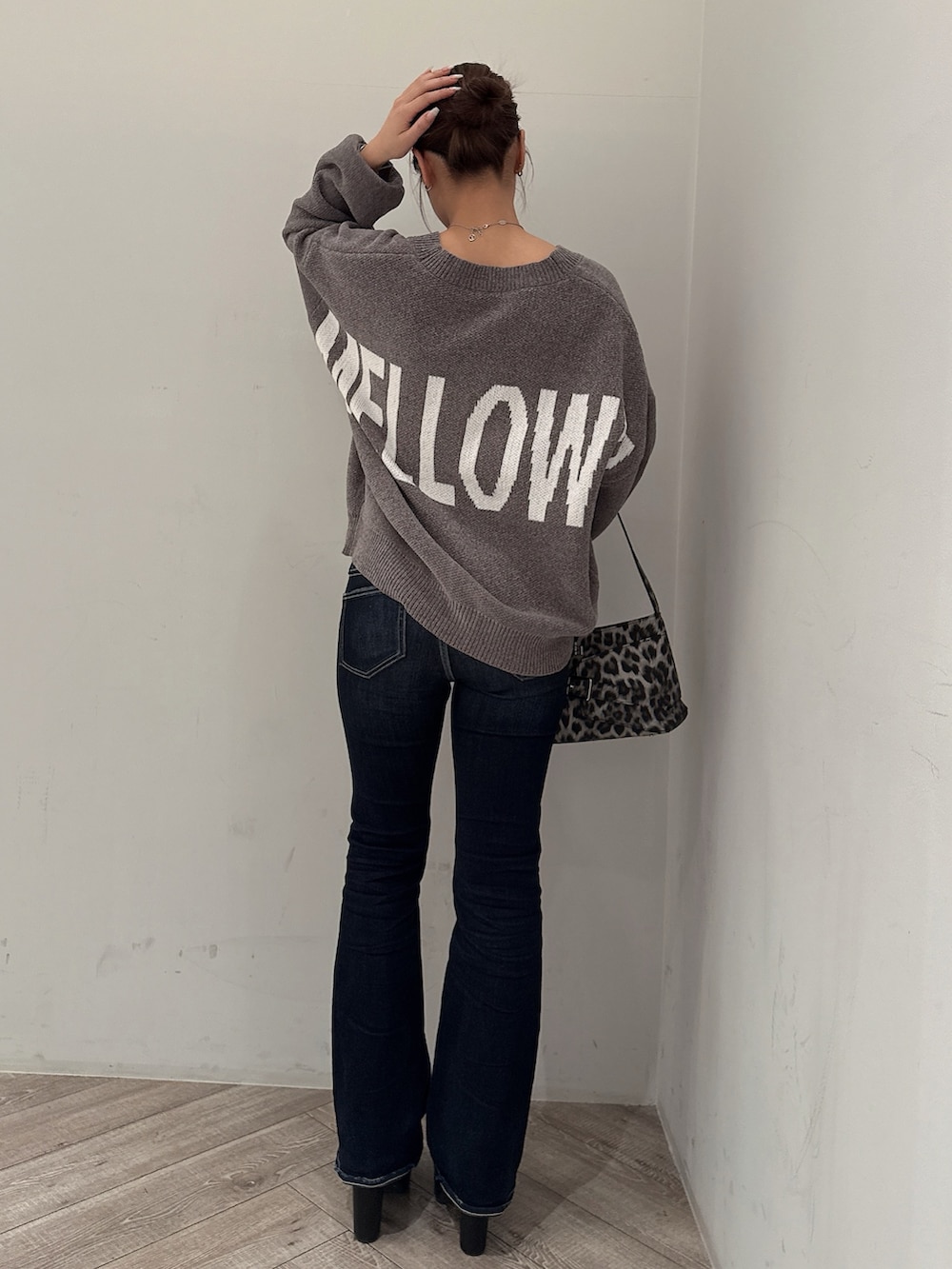 グレー系のカーディガン/ボレロ、ブラック系のブーツ、ブルー系のデニムパンツを着用したレディースの冬コーディネートの3枚目の写真